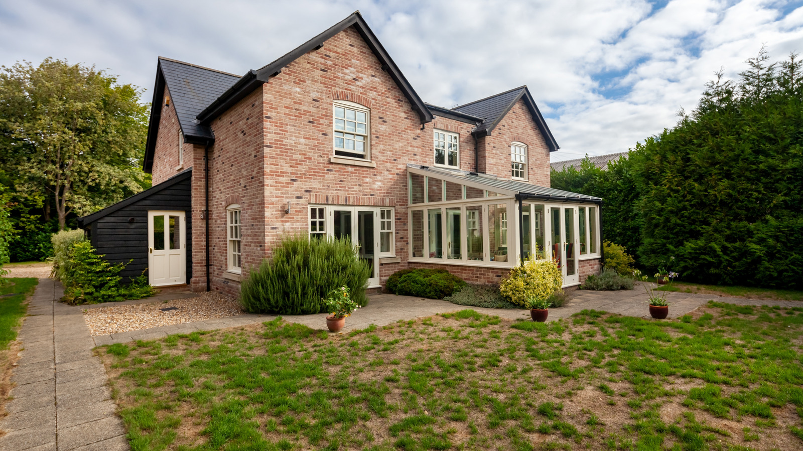 Pahalı aletler kullanmadan düzensiz bir çim nasıl düzeltilir