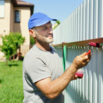 Dışarıda muhteşem bir renk pop için arka bahçeyi gizlilik çitini boyayın