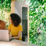 Gizlilik duvarları olarak ikiye katlanan yemyeşil bitkilerle evden çalışma alanınızı yükseltin