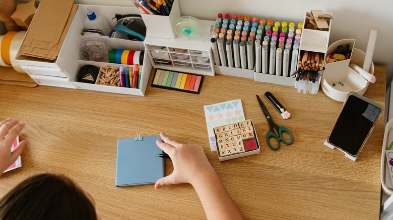 Masa düzenleyen biri