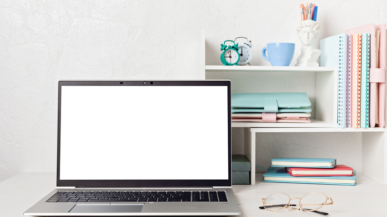 Dizüstü bilgisayarlar ile dizüstü bilgisayar ve masa organizatörü