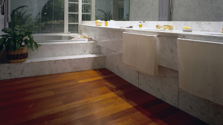 Her yerde mermer detayları olan bir banyo görüntüsü