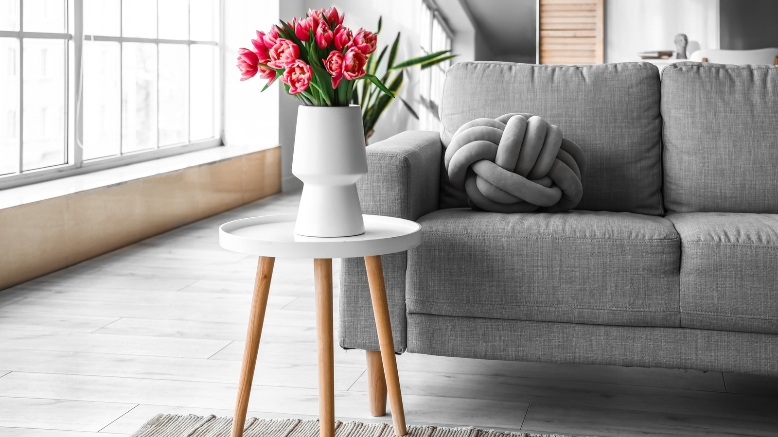 Büyüleyici küçük masalar tekrar trend. İşte onları bir profesyonel gibi nasıl şekillendirebilirsiniz