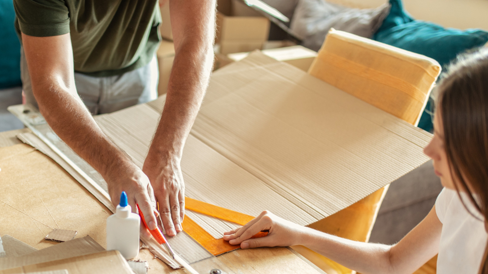 Hurda karton parçalarını bir DIY taklit ahşap depolama sepetine dönüştürün