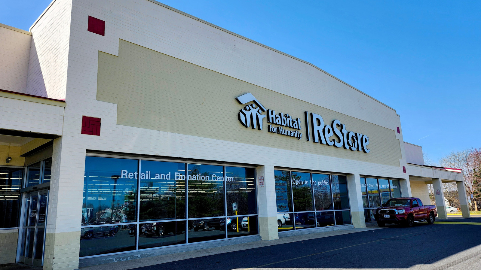 Bu şaşırtıcı mağazada kullanılmış döşeme konusunda harika fırsatlar bulun