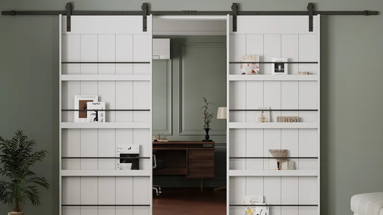 Raflarla kayar beyaz ahır kapısı