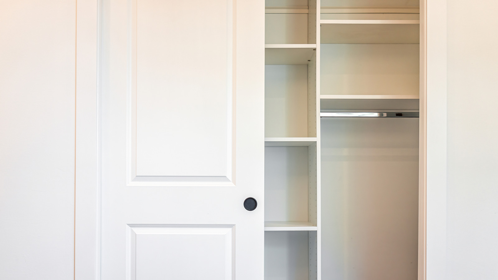 Sıradan dolap kapınızı depolamanızı iki katına çıkaran kayan bir alternatifle değiştirin