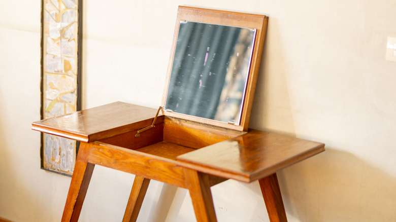 Basit çizgilerle Midcentury Modern Vanity, tablonun içinde ayna ve depolama göstermek için açılan üst