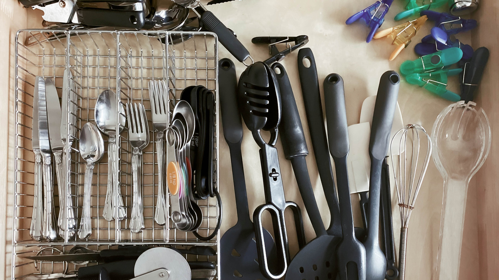 Düşük maliyetli bir IKEA bulma ile ulaşılabilecek baharat ve pişirme eşyalarını tutun