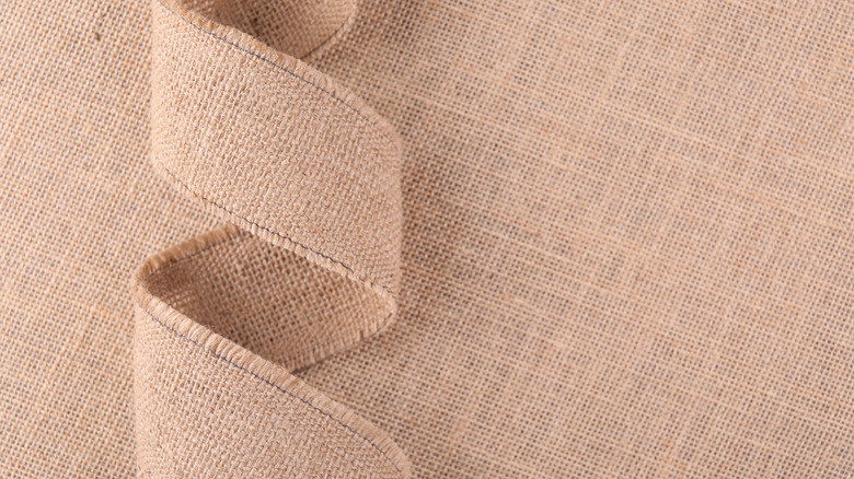 Bir rulo çuval bezi kurdele