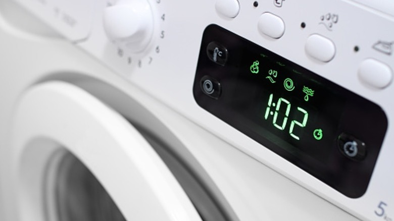 1:02 gösteren çamaşır makinesi ekranının kapatılması