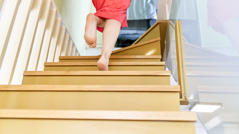 Bir iç merdivenle çalışan birinin ayaklarının closeup