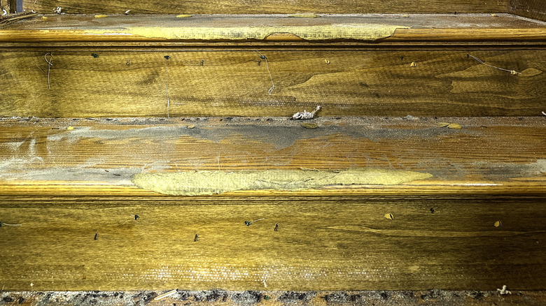 Halı çıkarılmış merdivenleri kapatın