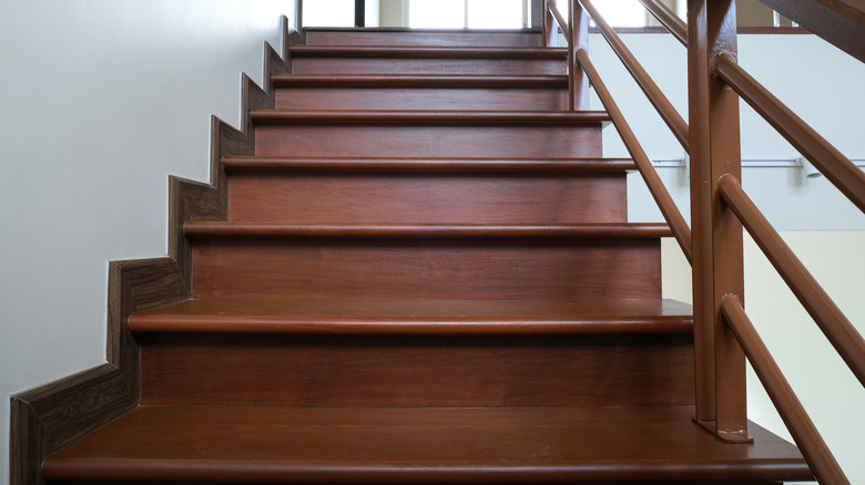 Koyu ahşap iç merdivenin kapatılması