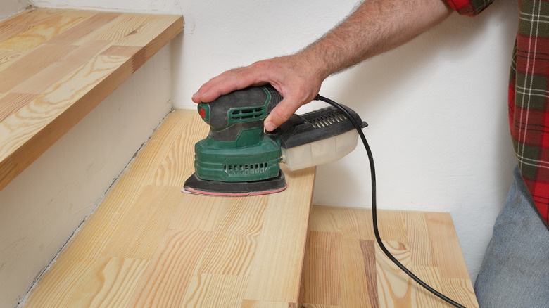 Man zımparalama merdiveni sırtı