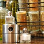 Dollar Tree Essentials'ı kullanarak büyük bir duvara bağlı depolama rafı oluşturun