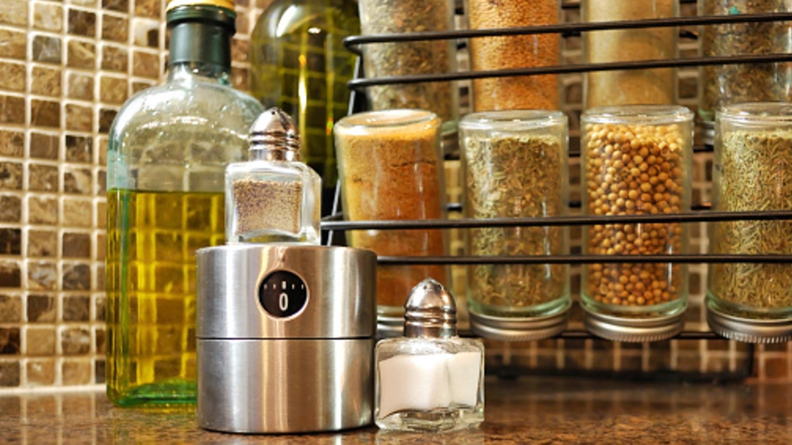 Dollar Tree Essentials'ı kullanarak büyük bir duvara bağlı depolama rafı oluşturun