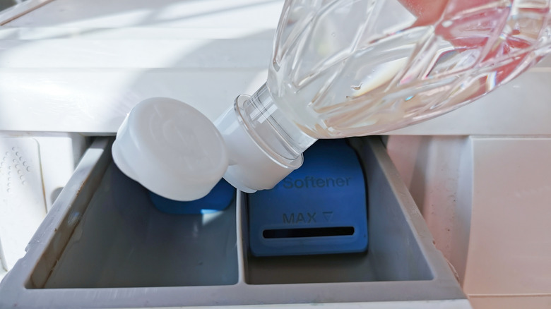 Çamaşır makinesi bölmesine beyaz sirke eklemek