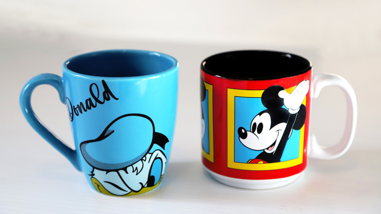 Donald Duck ve Mickey Mouse'un yer aldığı Disney kupaları