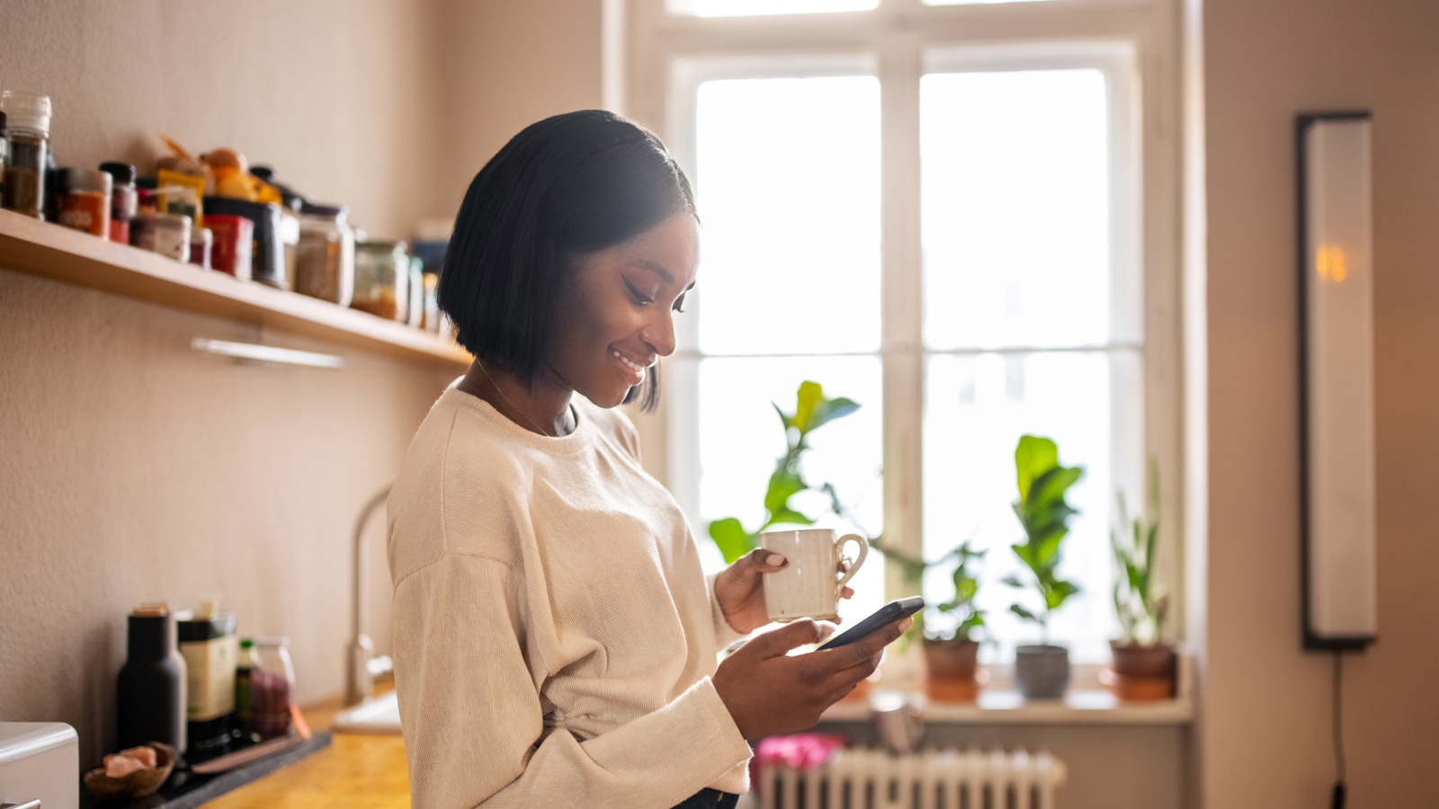 Mutfağınızı organize etmek için dar dikey alan kullanmanın dahi yolu