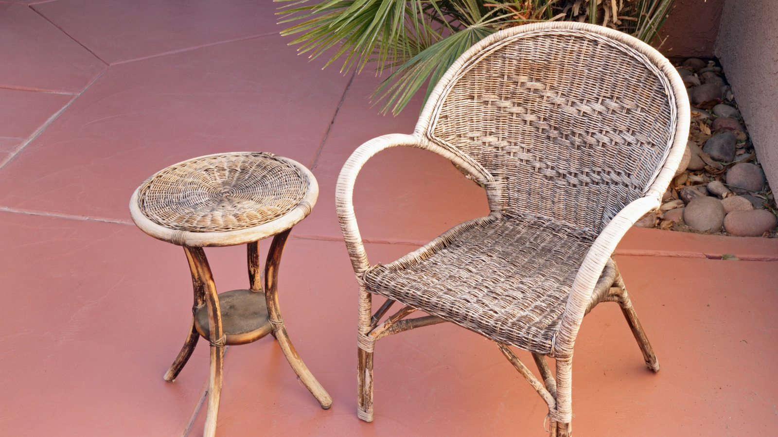 Eski hasır mobilyalarınızı çarpıcı bir açık hava setine nasıl dönüştürebilirsiniz?