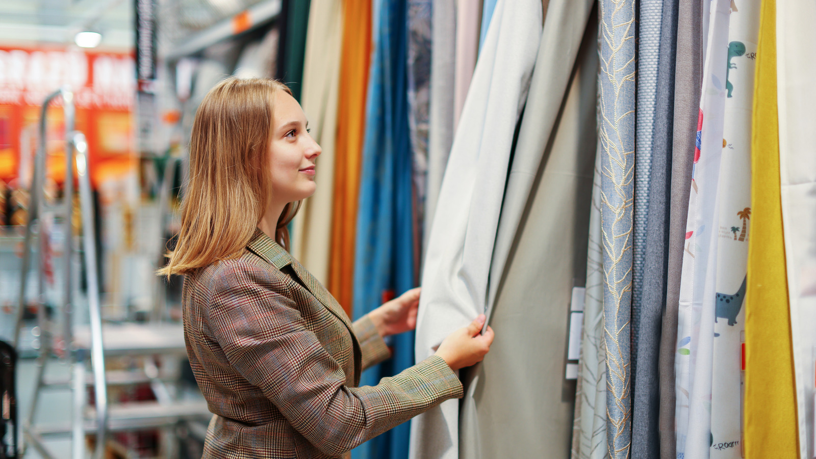 Maksimalist alanınız için mükemmel perdeleri ve pencere tedavilerini seçmek için ipuçları