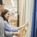 Herhangi bir ev alanına zarif bir dokunuş sunan zamansız perde malzemesi