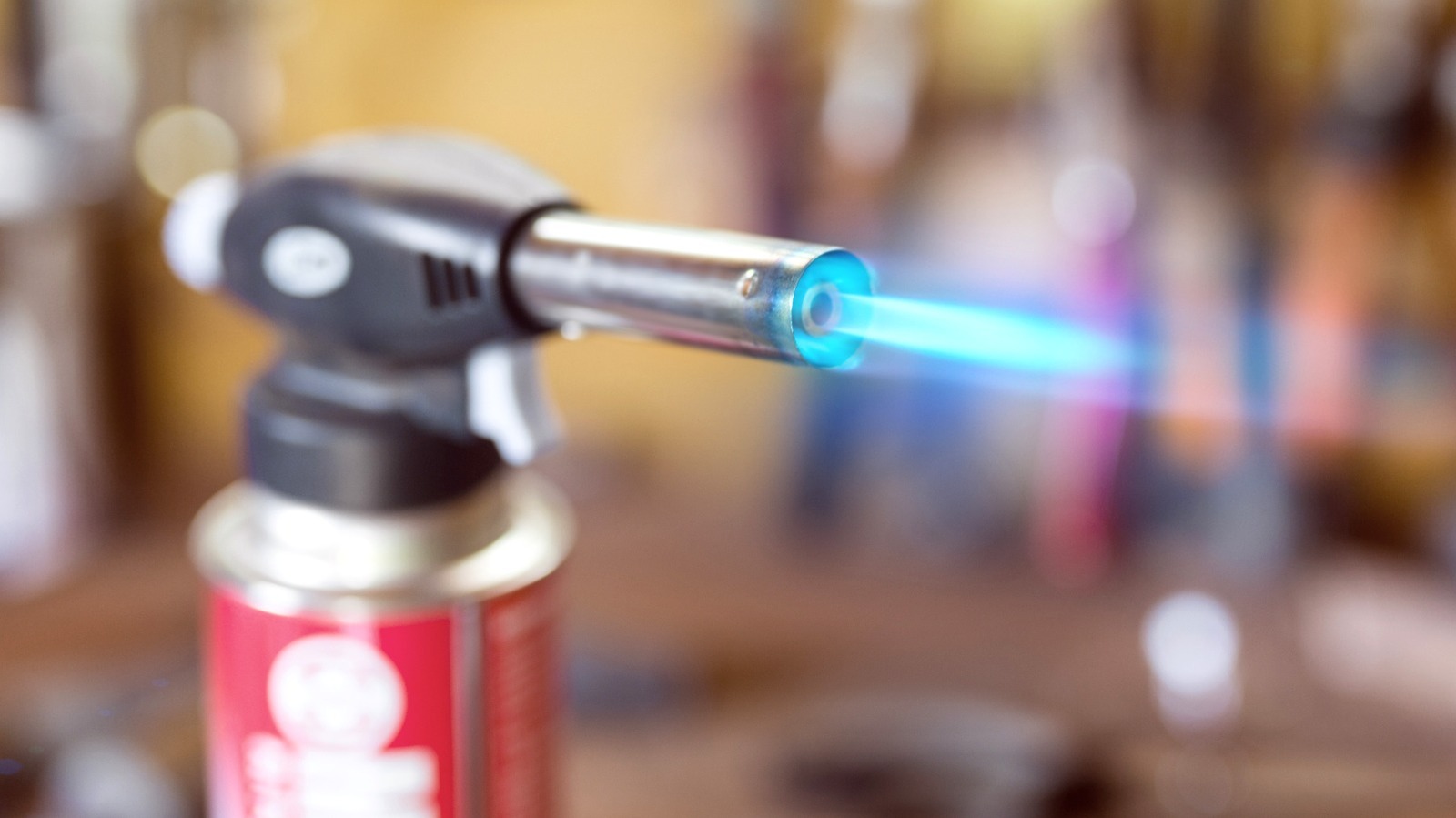 Blast inatçı fındık ve cıvataları bir meşale ile izleyin ve ne olacağını izleyin