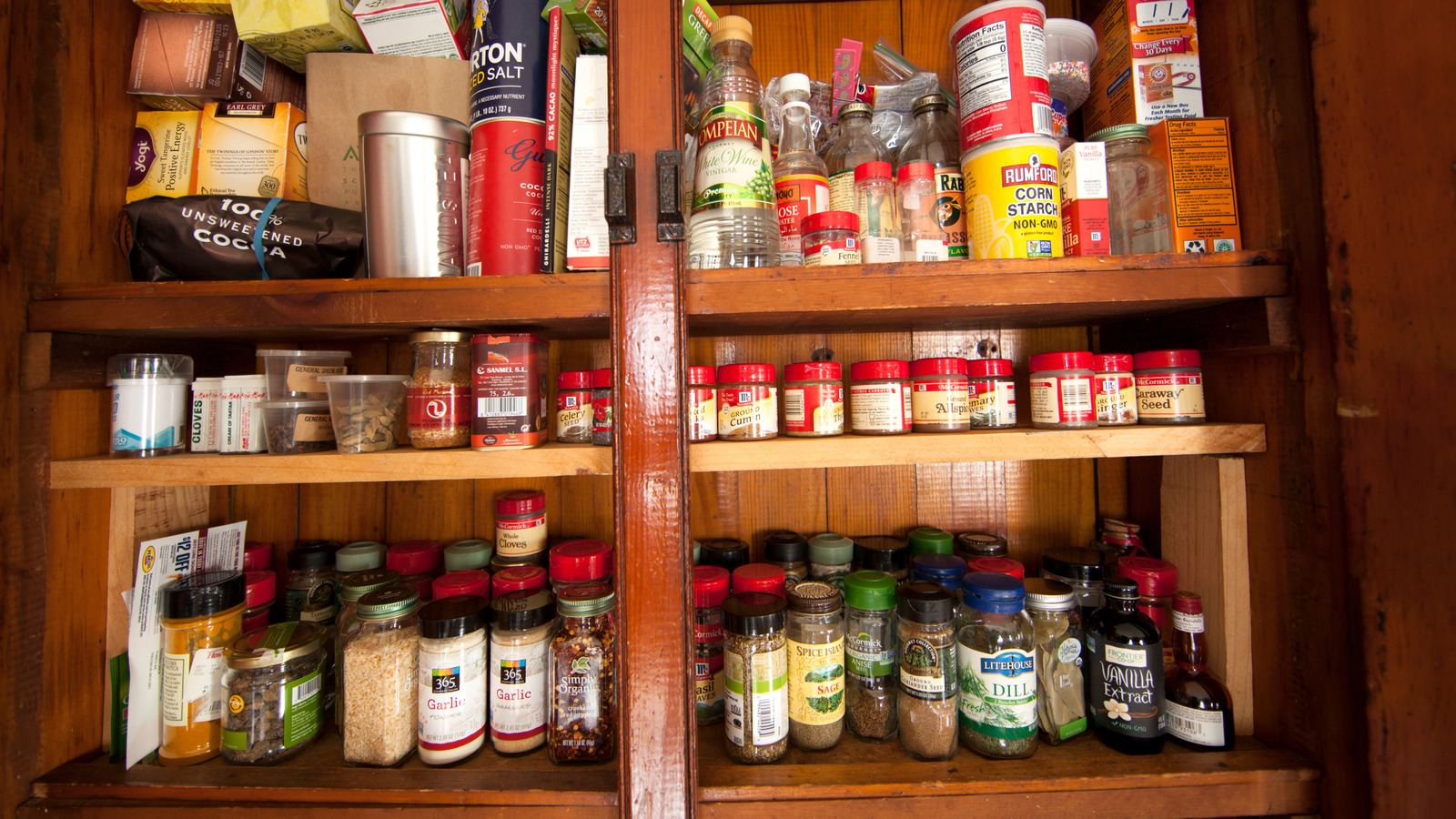 Mutfak dolaplarını dağınık tutan şık baharat dolabı organizatörü