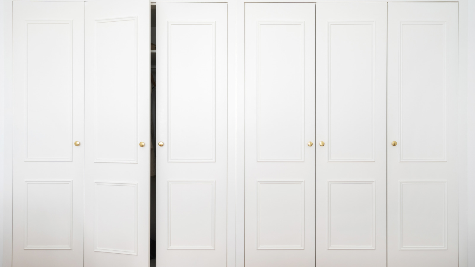 Ucuz bir IKEA ile anında dolap kapılarını ekstra depolamaya dönüştürün