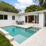 Lüks bir dönüşüm için nihai havuz gizlilik çit yükseltmesi