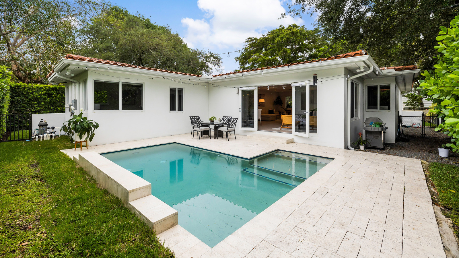 Lüks bir dönüşüm için nihai havuz gizlilik çit yükseltmesi