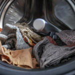 Unutulmuş çamaşır yükünü yeniden yıkamalı mısınız, yoksa kurutmak uygun mu?