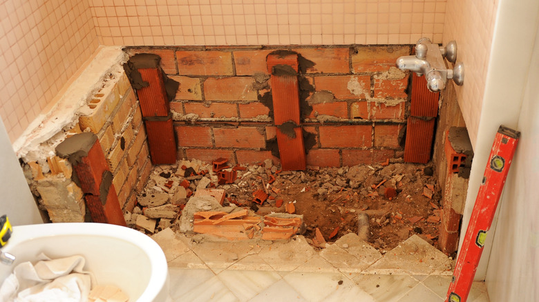 Küvet çıkarılmış bir banyo