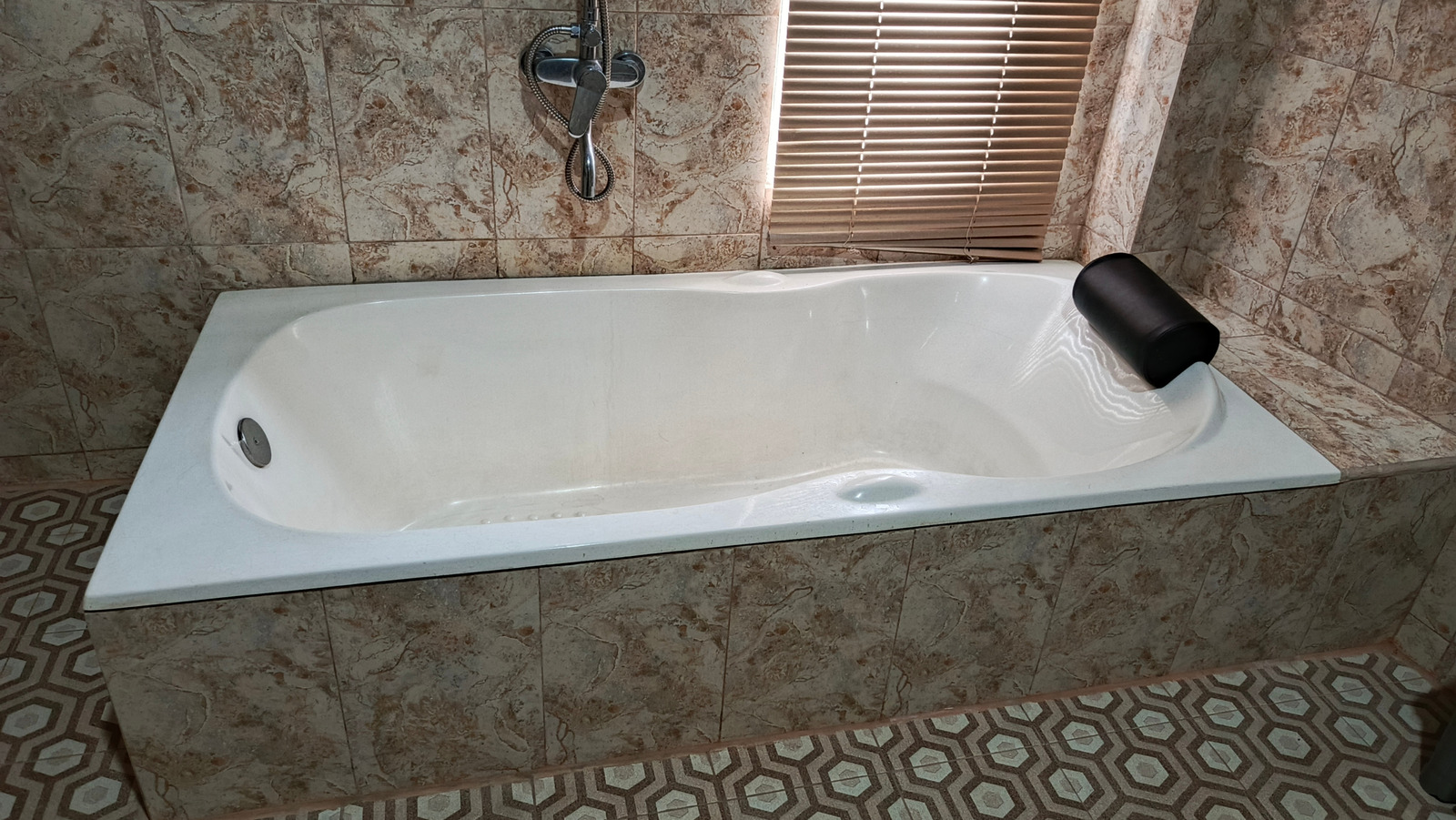 Banyonuzdaki jakuzi küvetini çıkarmaya karar vermeden önce dikkate alınması gereken her şey