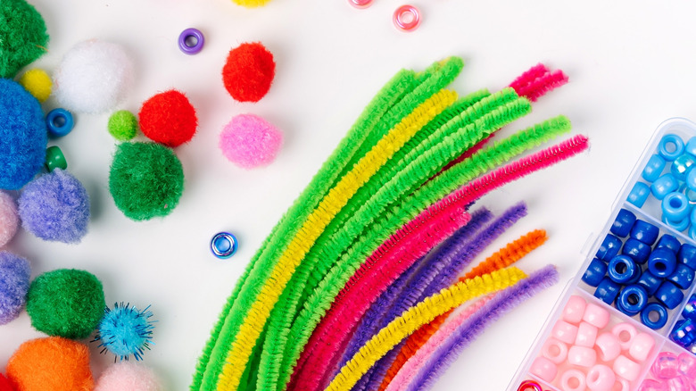 Zanaat malzemeleri beyaz bir yüzeye dağılmıştır