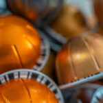 Dolar ağacı kavanozlarını mutfağınız için mükemmel kahve kapsül organizatörlerine çevirin