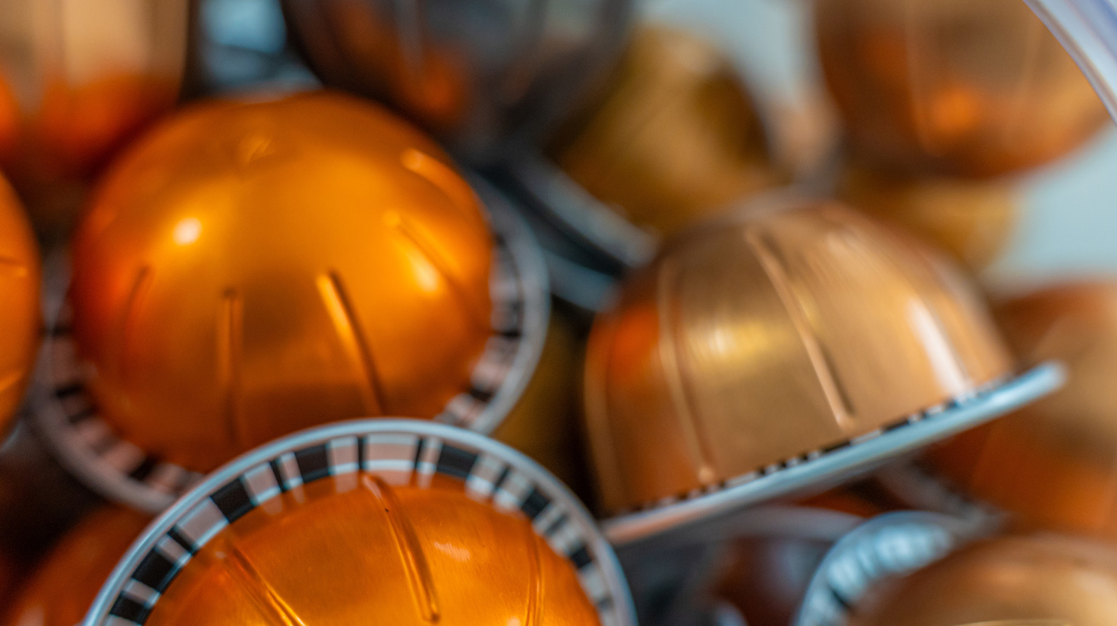 Dolar ağacı kavanozlarını mutfağınız için mükemmel kahve kapsül organizatörlerine çevirin