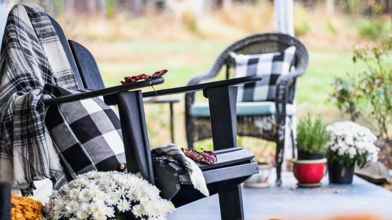 Siyah ve beyaz manda kareli battaniyeli veranda mobilyaları