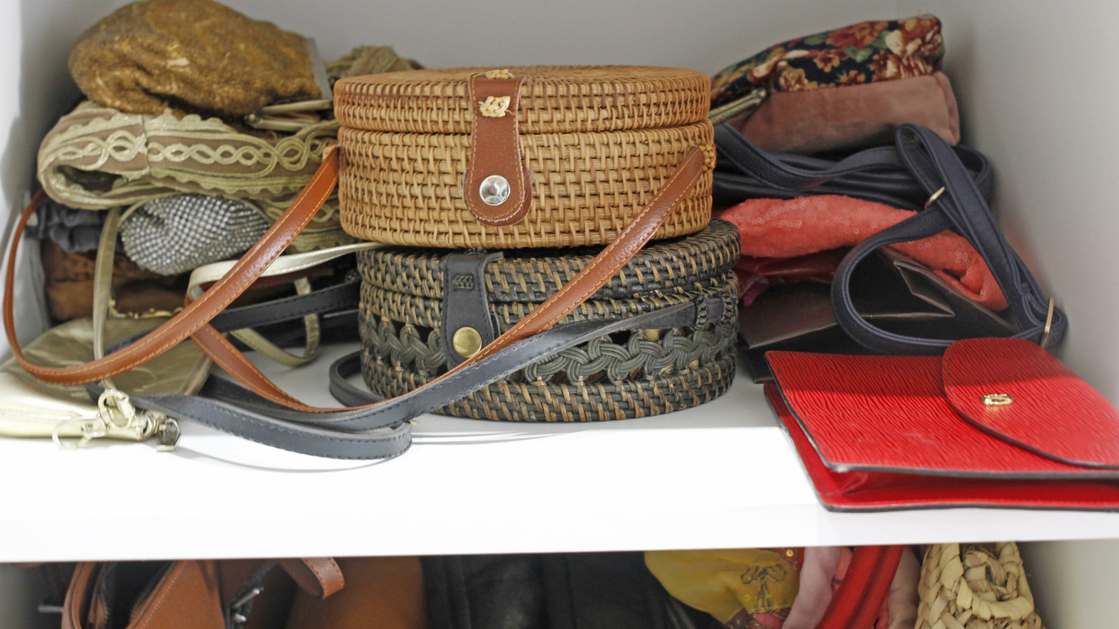 Çanta koleksiyonunuzu çarpıcı bir aksan duvarına dönüştürün