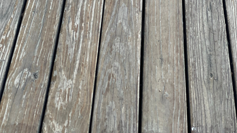 Yıpranmış ahşap güverte