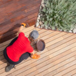 Bir profesyonel kiralamadan sağ güverte lekesi rengini nasıl çivileyeceğiniz aşağıda açıklanmıştır