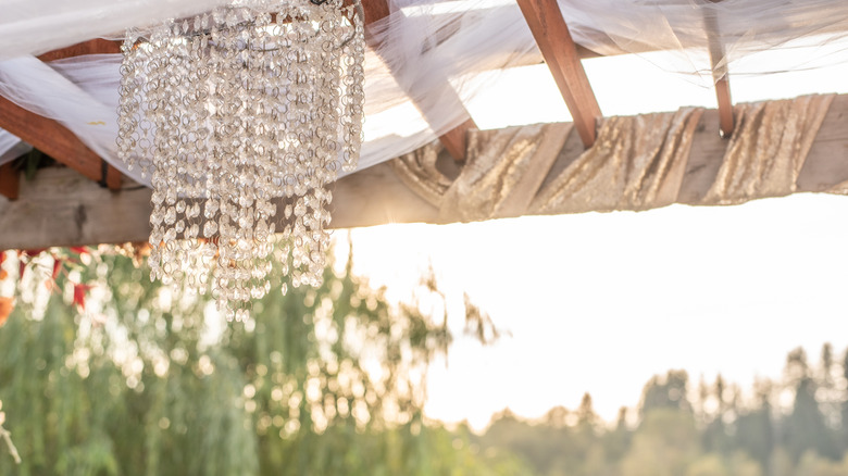 Bir pergola dışında asılı kristal avize