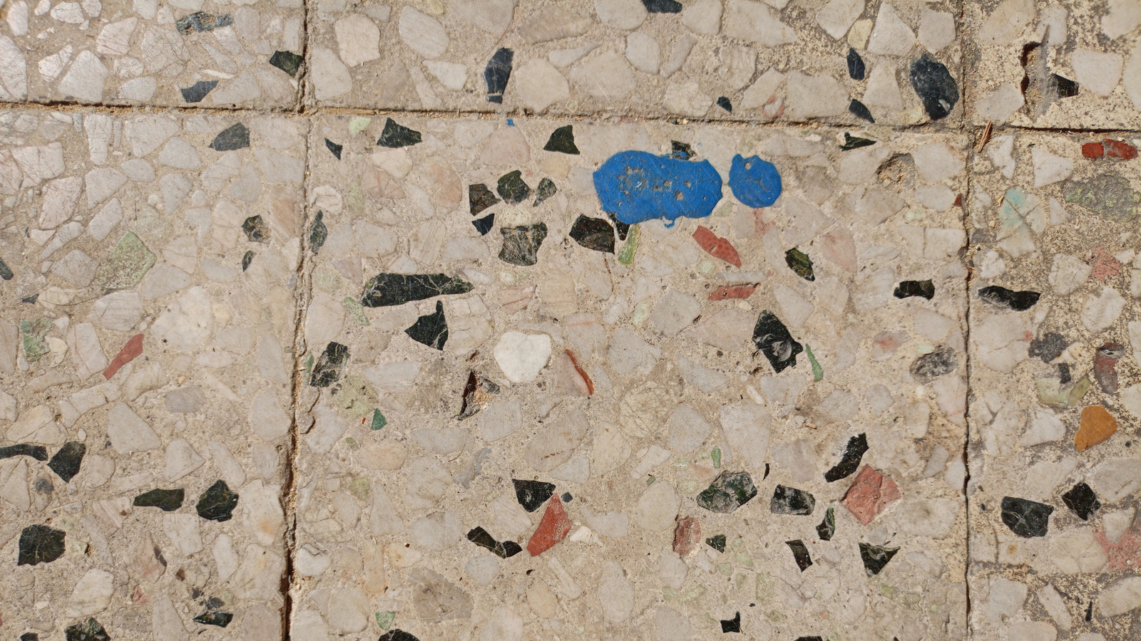 Yenilenmiş bir görünüm için modası geçmiş terazzo karo zeminleri nasıl restore edilir