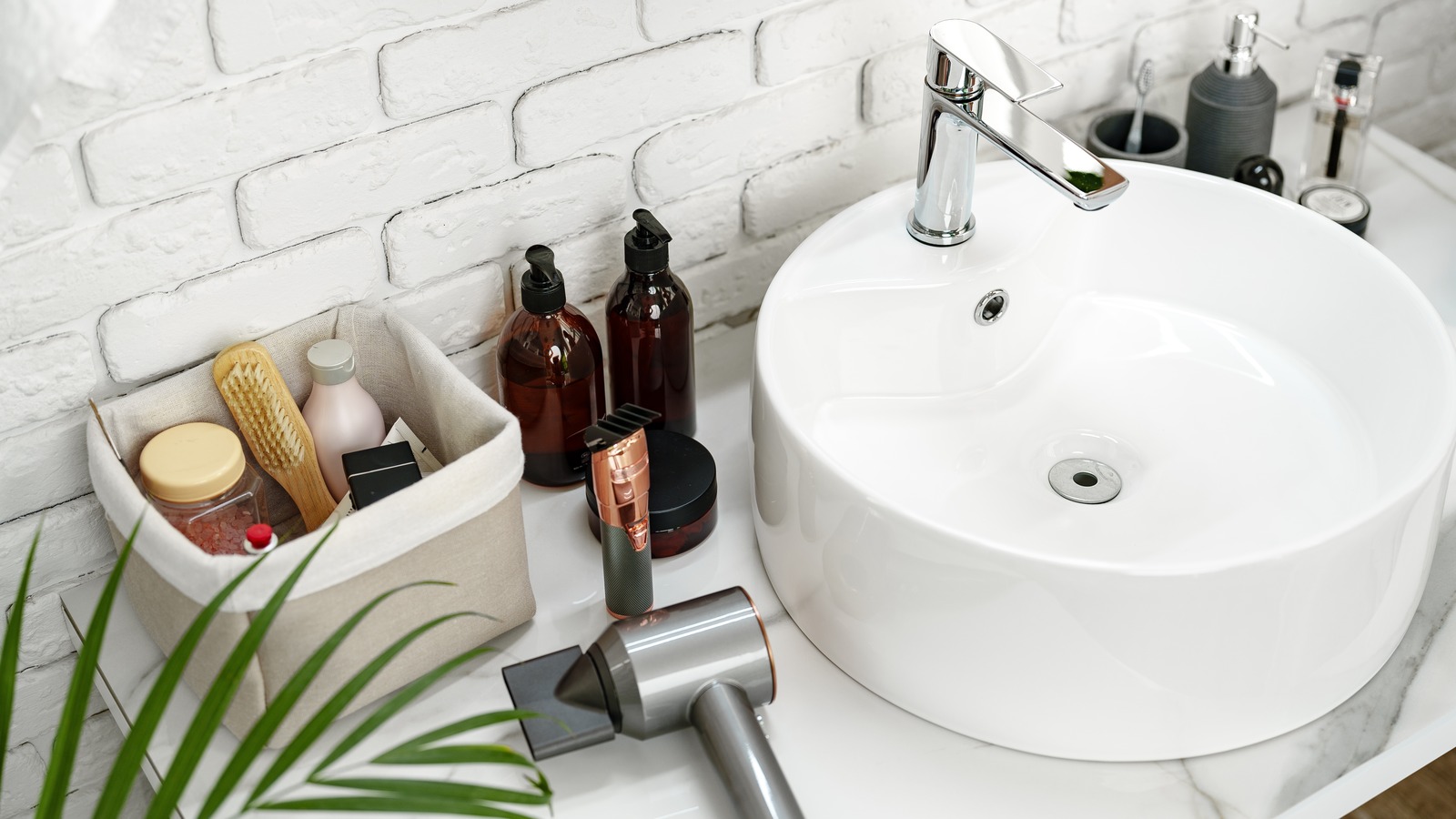 Banyonuzu yerinden etmek ve düzenlemek için bütçe dostu bir IKEA ayakkabı kabini hack deneyin