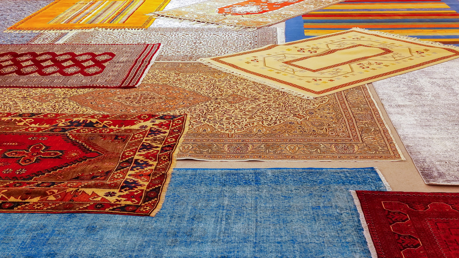 Oturma Odanızın Renkleri Pop yapmak için alan halılarınızı tek bir alanda katmanlayın