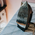 Küçük çamaşır odaları için bir oyun değiştirici olan akıllı Ikea ütüleme tahtası hack