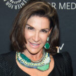 HGTV simgesi Hilary Farr'ın kendi çarpıcı oturma odası görünümü nasıl çalınır