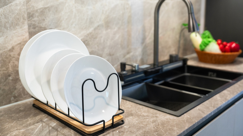 Bir lavabonun yakınında mermer bir tezgah