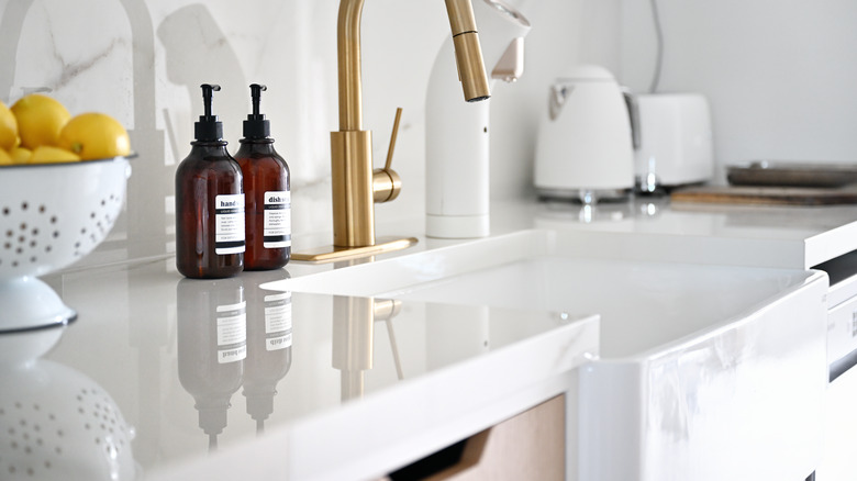 Cilalı mermer tezgahın ve lavabın kapatılması